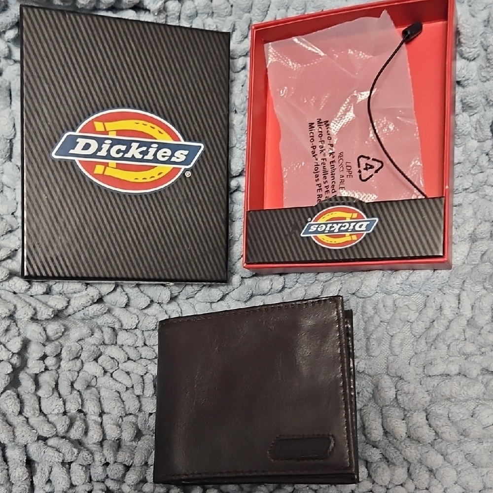 Dickies Men's Dark Brown Leather Wallet